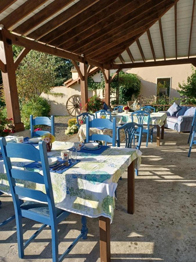 La Grange Terrou Guest House Saint-Germain-de-Confolens Exterior photo