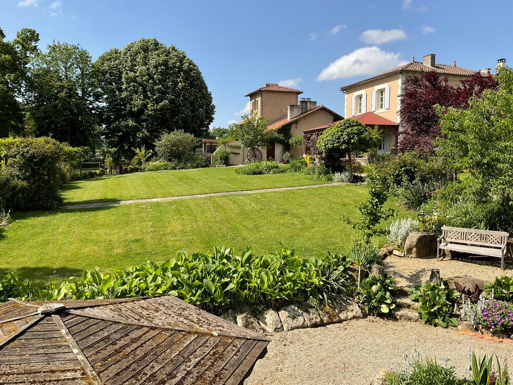La Grange Terrou Guest House Saint-Germain-de-Confolens Exterior photo