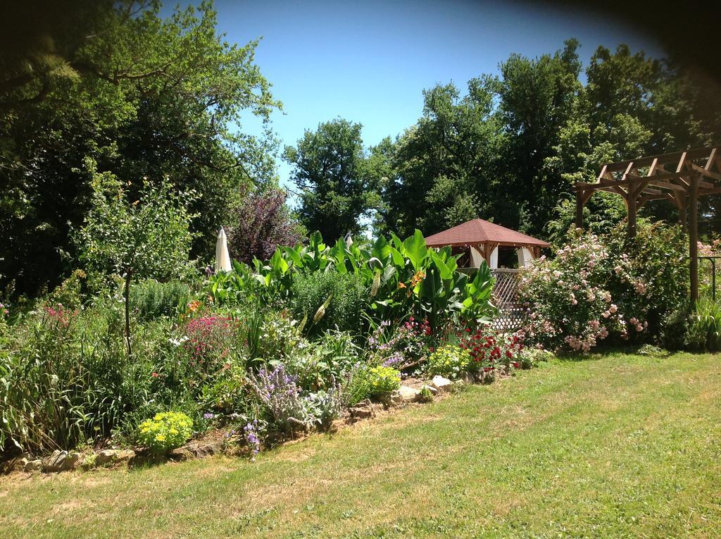 La Grange Terrou Guest House Saint-Germain-de-Confolens Exterior photo